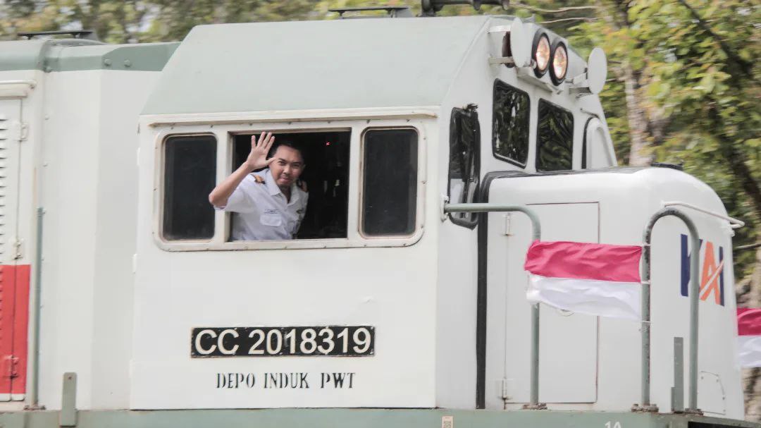 Masinis kereta api perlu melakukan pemeriksaan kesehatan sebelum berdinas.