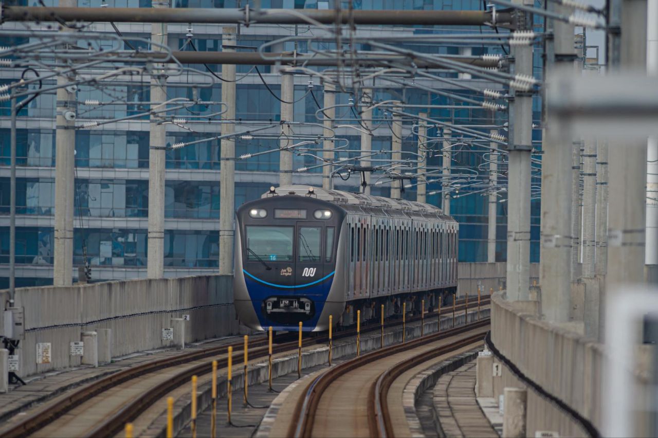 MRT Jakarta memperpanjang waktu operasional saat Jakarta International Marathon, Minggu (23/6).