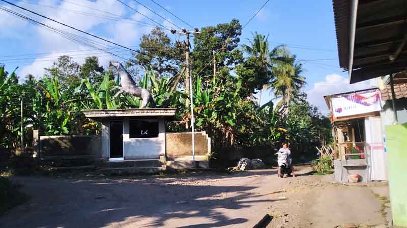 IKONIK: Salah satu patung di sudut Desa Jambewangi