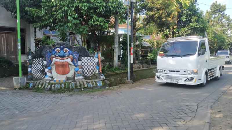 IKONIK: Tugu patung banyak ditemukan di setiap sudut Desa Jambewangi, Kecamatan Sempu Sabtu (23/6).