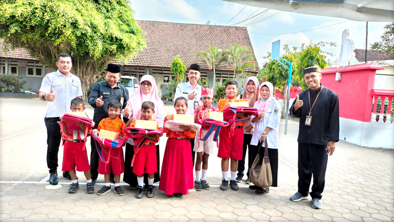 SEMRINGAH: Petugas Baznas menyalurkab bantuan bagi siswa di salah satu SD di Kecamatan Gambiran.