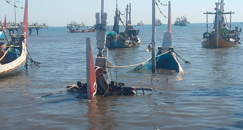 KARAM: Perahu di pesisir Mimbo, Desa Sumberanyar, Kecamatan Banyuputih, Situbondo, tenggelam setelah dihantam ombak, Minggu (23/6).