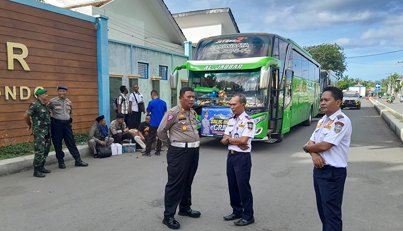 CEK KESIAPAN: Kepala Dishub, Ir. Rikwan Sugihartono,M.M (tengah) meninjau langsung pemberangkatan mudik gratis Hari Raya Idul Adha di Pelabuhan Jangkar, beberapa waktu lalu.