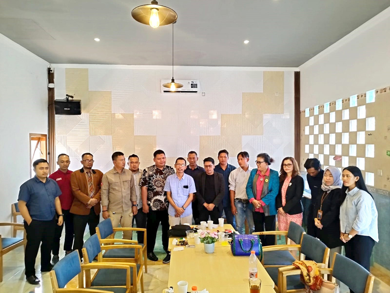 CARI SOLUSI: &nbsp;Sejumlah advokad menyatakan sikap dukungannya terhadap ES saat menggelar pertemuan di sebuah kafe di &nbsp;Kelurahan Tamanbaru, Kecamatan Banyuwangi, Kamis lalu &nbsp;(20/6).