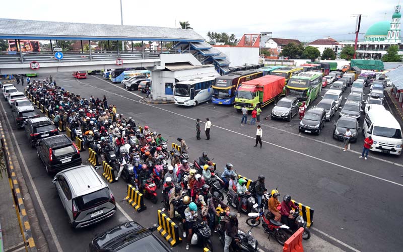 TUNGGU ANTREAN: Gara-gara kapal kesulitan sandar di dermaga, kendaraan roda empat maupun roda dua antre masuk kapal hingga berjam-jam.