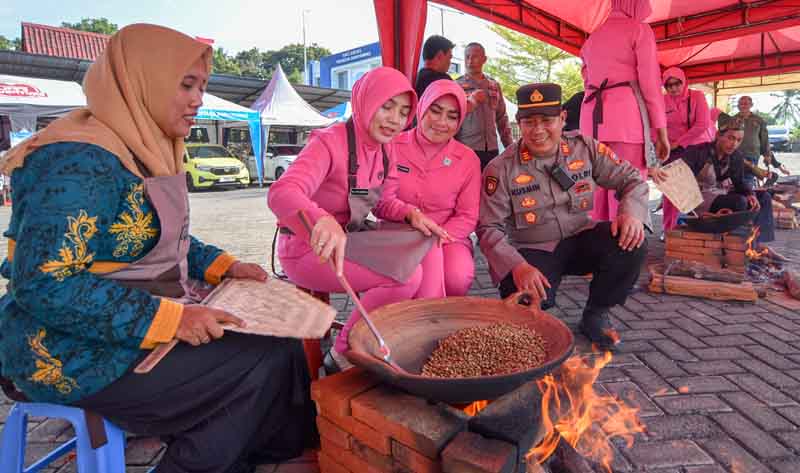 KAYU JATI: Sangrai menentukan hasil cita kopi sesungguhnya