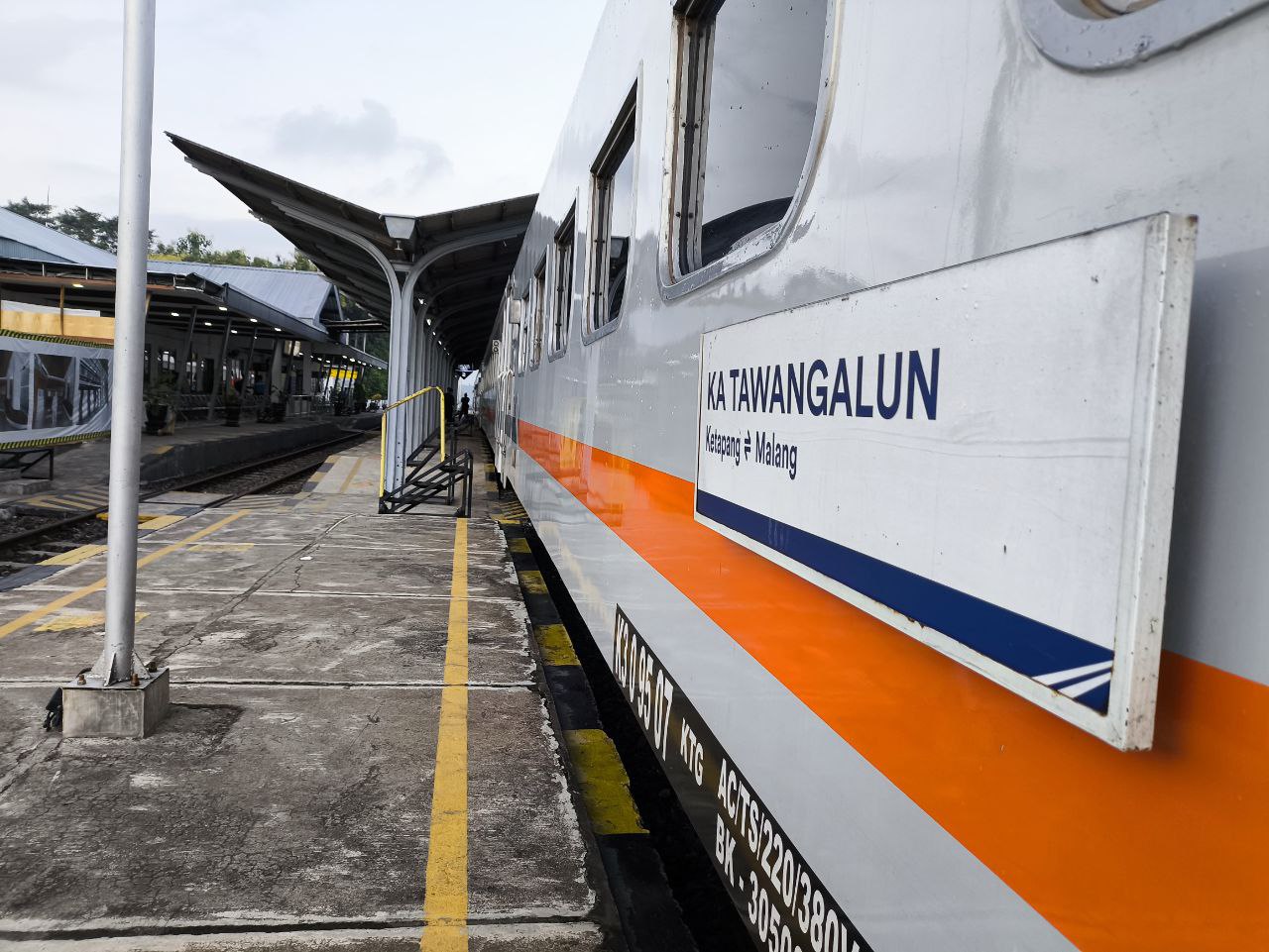 Kereta Api Tawangalun, satu-satunya kereta yang melayani rute Banyuwangi-Malang PP.