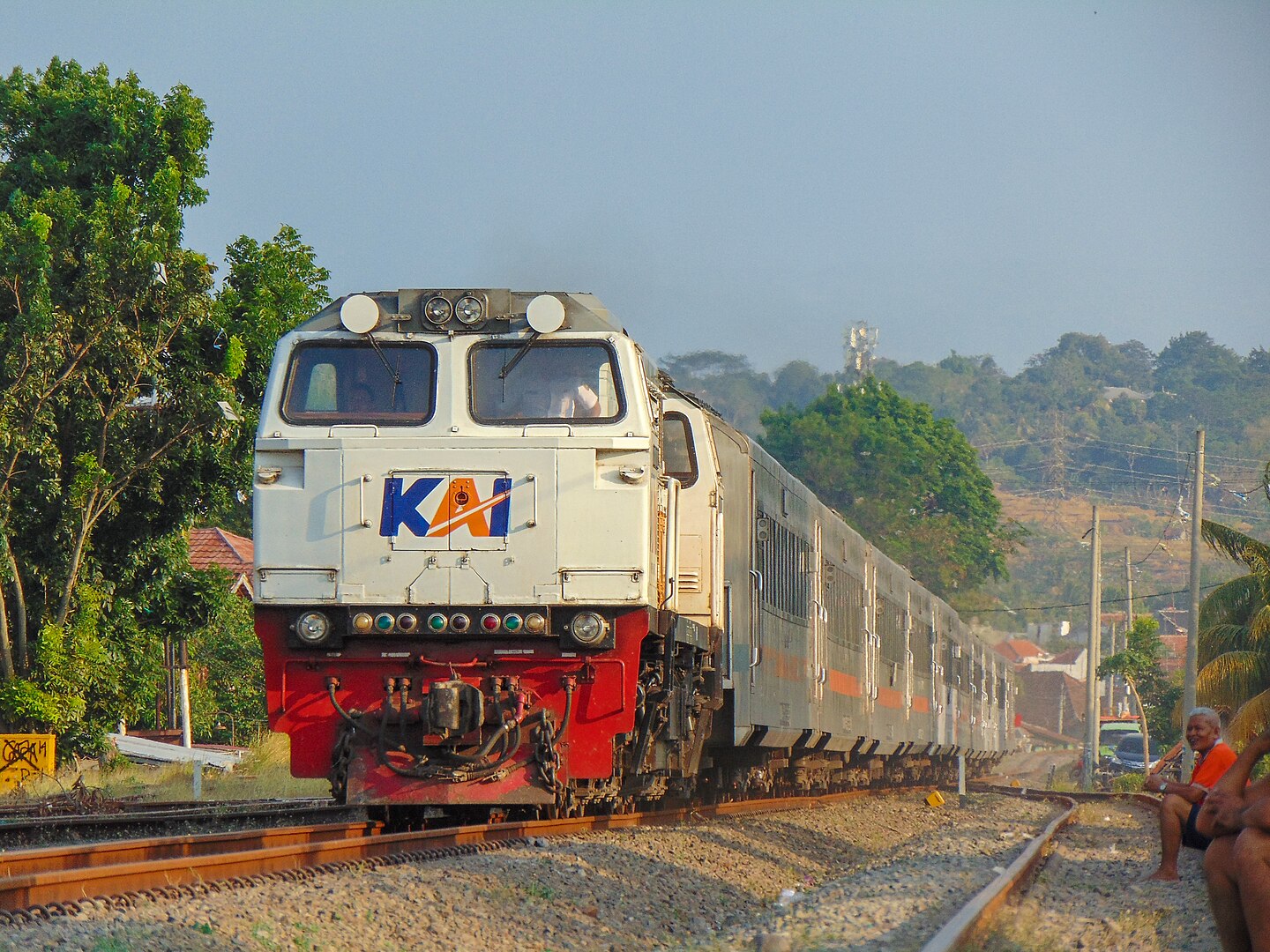 KA Argo Parahyangan melintas Stasiun Purwakarta.