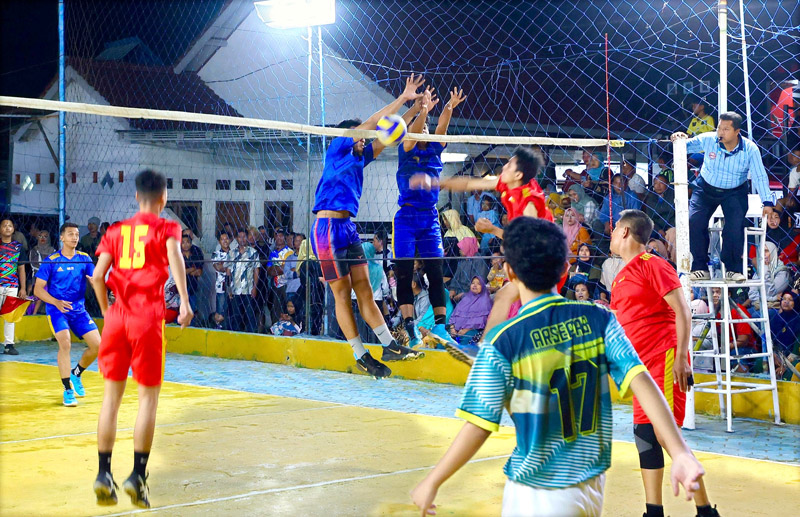 JUNJUNG SPORTIVITAS: Tim asal Kelurahan Kertosari-Panderejo bertanding melawan tim Pengantigan-Singotrunan pada event Gala Desa Voli yang digelar di Lapangan Vorco, Kelurahan Singotrunan, Kecamatan B