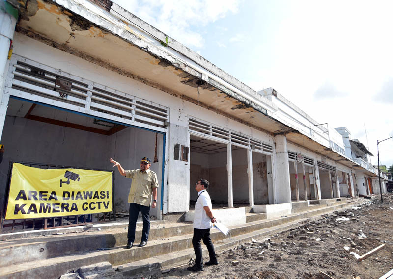 TURUN LAPANGAN: Anggota Komisi V DPR RI Sumail Abdullah meninjau tahapan revitalisasi Pasar Banyuwangi yang pembangunannya dibiayai APBN, Selasa (25/6).