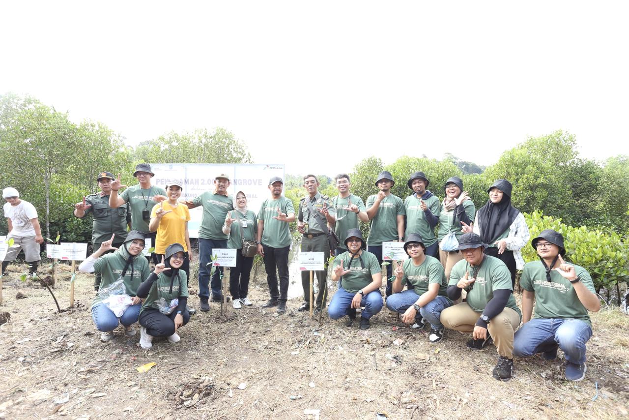 Pertamina mendukung upaya dekarbonisasi dengan menanam ribuan bibit mangrove.
