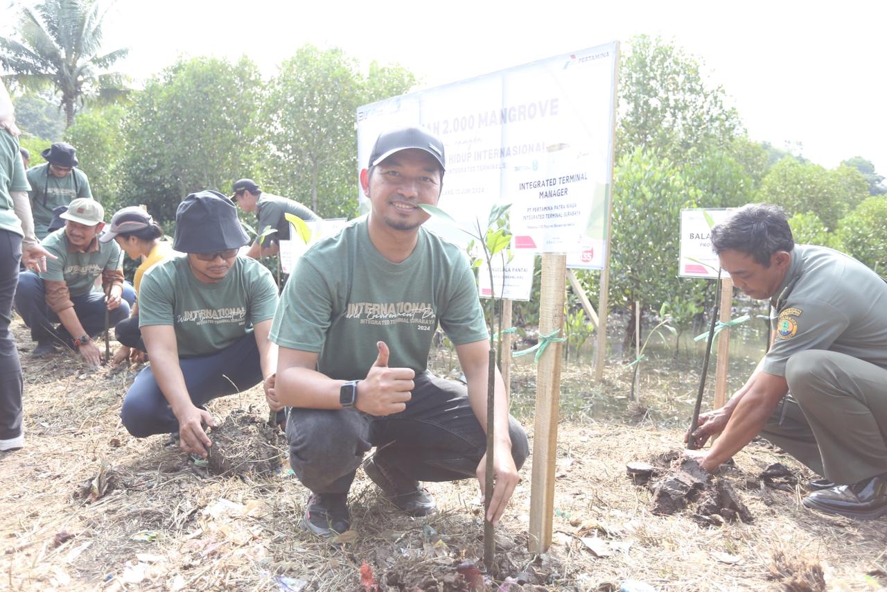 Pertamina mendukung Net Zero Emission 2060 dengan menanam bibit mangrove.