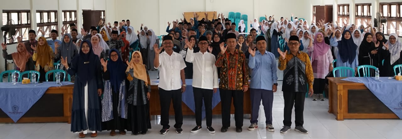 BERBAGI: Rektor Uimsya Blokagung, Banyuwangi Dr KH Ahmad Munib Syafaat, narasumber Prof Dr M Ramli dan para peserta Workshop Konseling pada Rabu (19/6).