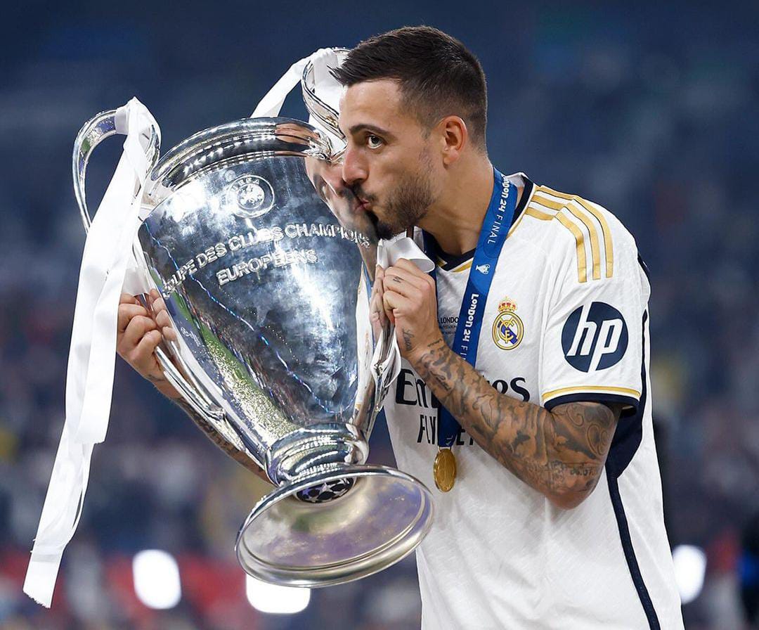Joselu Mato mencium trofi Liga Champions 2024