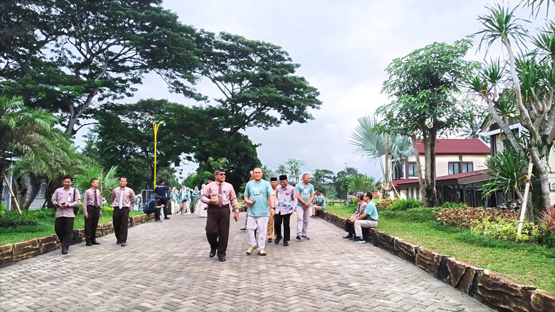 STUDI TIRU: Kepala SMAN 2 Taruna Bhayangkara Mujib (pakai udeng) mendampingi Kepala SMAN 5 Taruna Brawijaya Eko Agus Suwandi saat berkeliling area asrama Selasa (25/6).