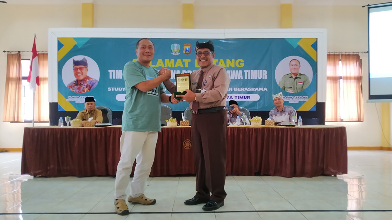 KENANG-KENANGAN: Kepala SMAN 5 Taruna Brawijaya Eko Agus (kiri) memberikan cinderamata kepada Kepala SMAN 2 Taruna Bhayangkara Mujib  di ruang Agra Pana  SMAN 2 Taruna Bhayangkara Genteng, Banyuwangi