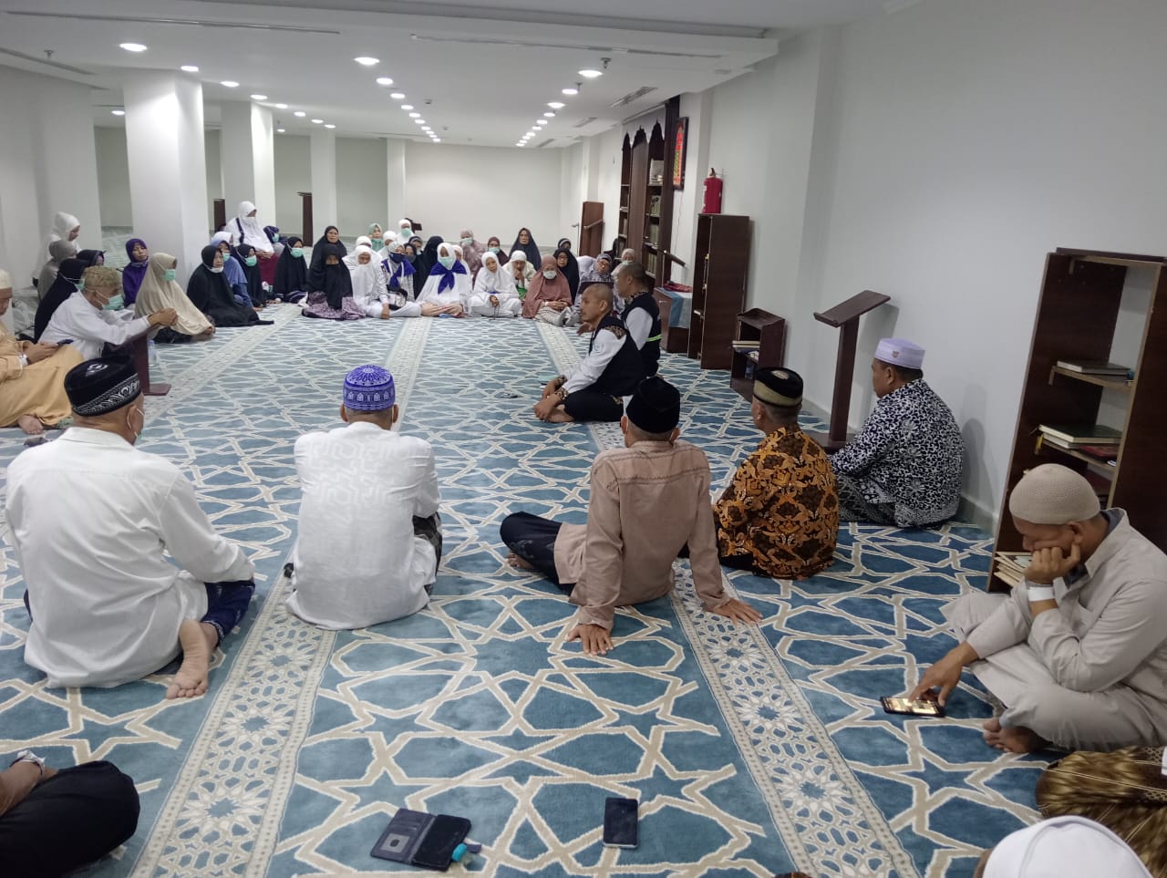 EDUKASI: Jemaah haji Banyuwangi kloter SUB-58 dikumpulkan di aula Hotel Bilal menjelang keberangkatan ke Madinah, Selasa (25/6).