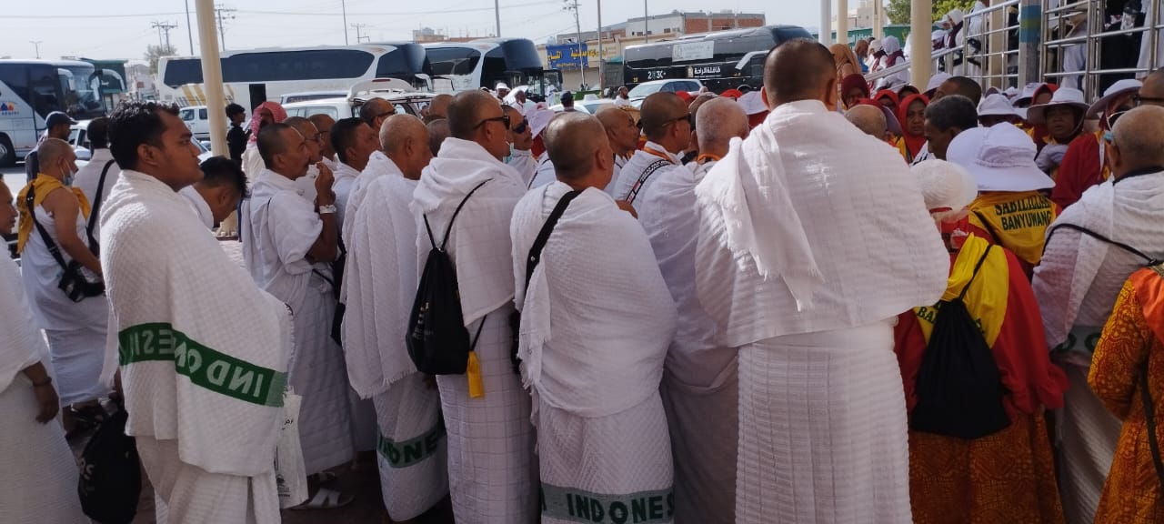 TEMPAT MIQAT: Jemaah haji dari berbagai belahan dunia mengambil miqat di Masjid Ji&rsquo;ronah, termasuk jemaah haji Banyuwangi dari KBIHU Sabilillah, Selasa (25/6).