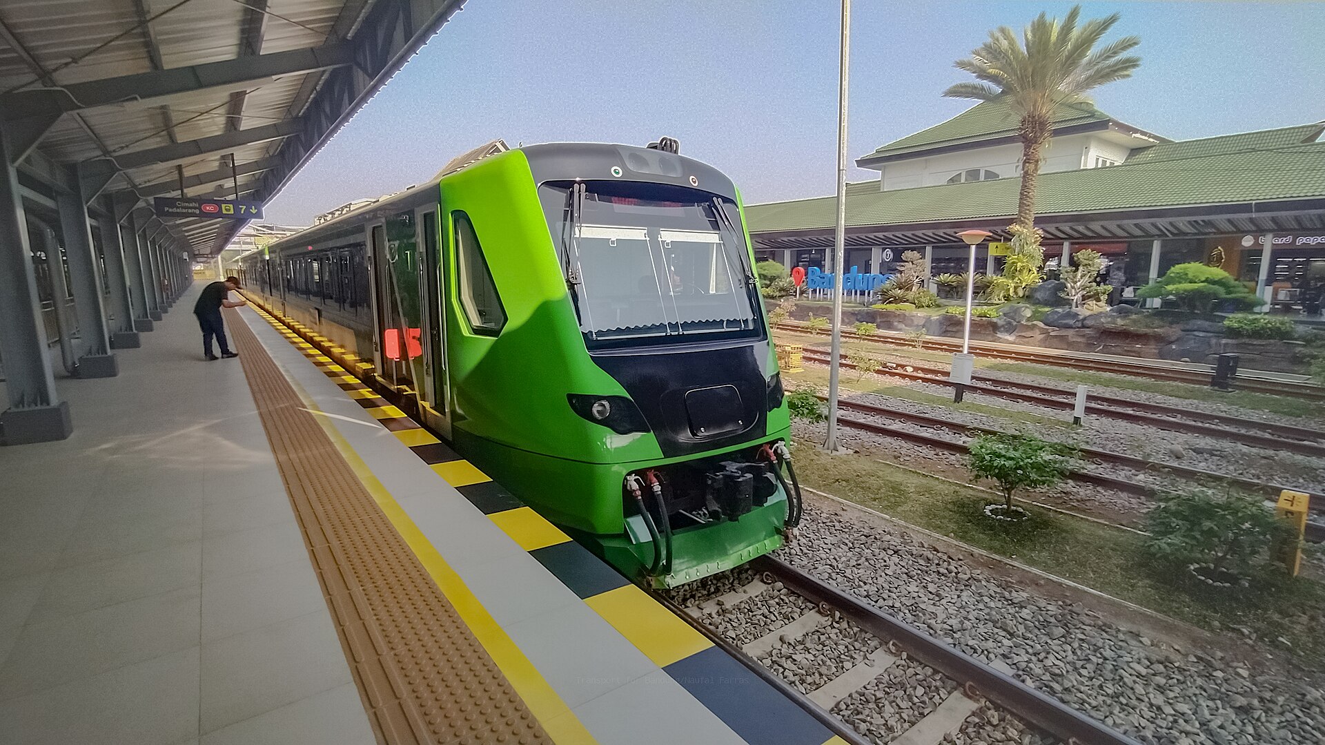Kereta pengumpan (feeder) kereta cepat di Stasiun Bandung, Jawa Barat.