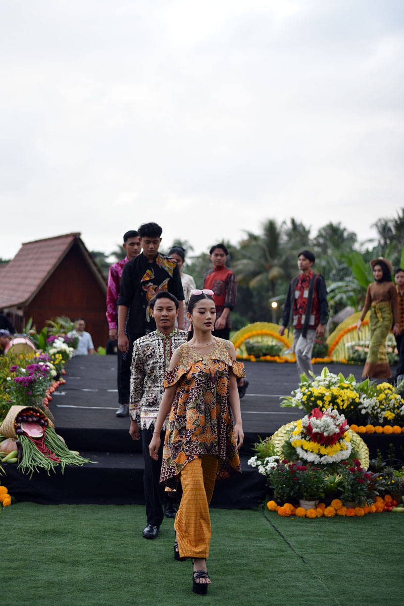 KEKAYAAN LOKAL: Model melakukan peragaan busana pada event Fashion Show Batik dalam rangkaian event Sepekan di AWT Rabu (26/6).