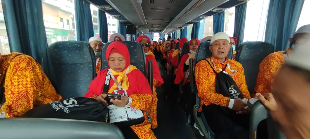 ZIARAH: Jemaah haji Banyuwangi yang tergabung dalam KBIHU Sabilillah naik bus menuju Jeddah, Rabu (26/6).