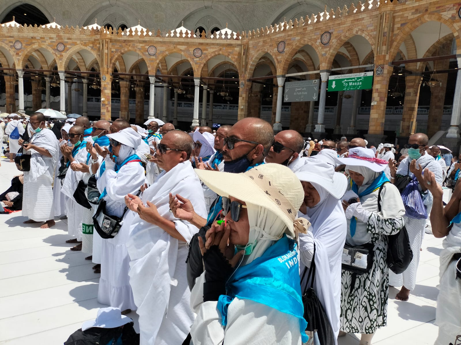 BERDOA: Jemaah haji dari KBIHU Darussalam Blokagung berniat melaksanakan umrah sunnah ke-10 dengan&nbsp; mengambil miqat dari Masjid Tan&rsquo;im, Rabu (26/6).&nbsp;