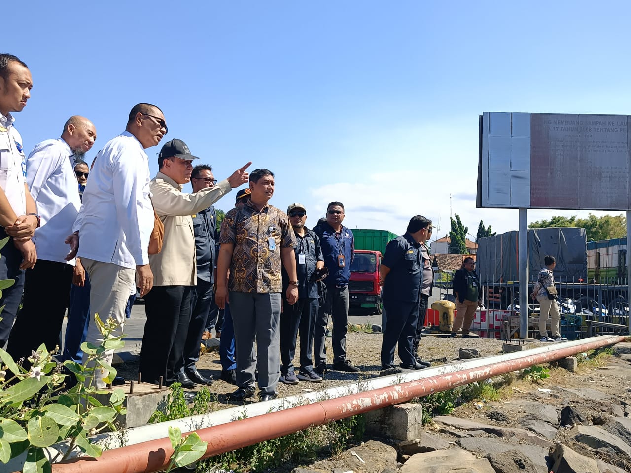 TINJAU KELAYAKAN: Ketua Dewan&nbsp;Penasihat DPP Gapasdap Bambang Haryo Seokartono bersama GM ASDP Ketapang Syamsudin melihat kondisi dermaga LCM di Pelabuhan Ketapang Kamis (27/6).