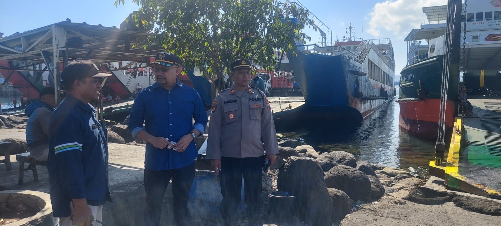URAI KEPADATAN: Anggota Komisi V DPR RI Sumail Abdullah melakukan sidak ke Pelabuhan LCM, Kamis (27/6).
