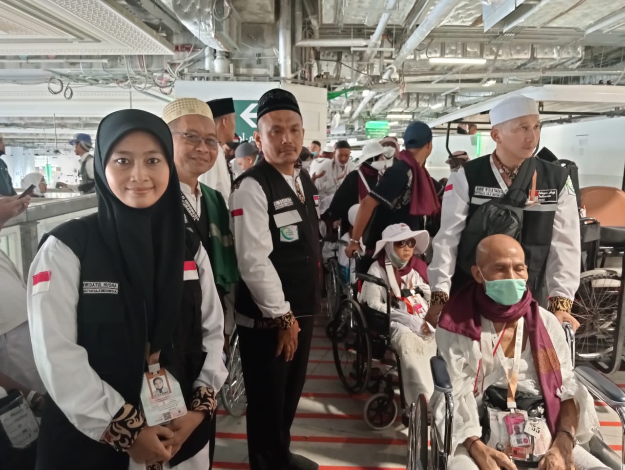 TAWAF PERPISAHAN: Petugas haji daerah (THD) Bibin Widiatmoko (kanan) dan dokter kloter dr Zuwwidatul Husna alias Ning Wida (kiri) membantu jemaah lansia melaksanakan tawaf wada, Kamis (27/6).