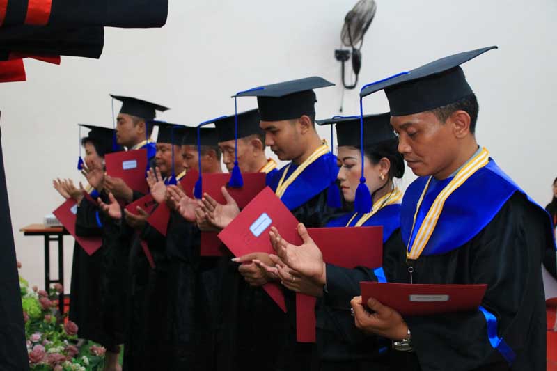 WISUDA: Enam napi dinyatakan lulus setelah menempuh pendidikan STTV meski berada di Lapas Banyuwangi, Kamis (27/6).