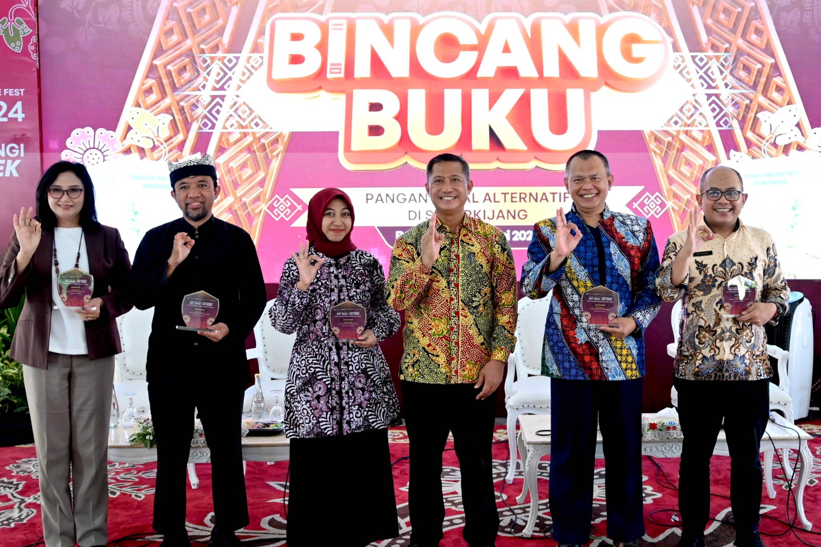 Kepala Perwakilan Bank Indonesia Jember, Gunawan (empat dari kiri) bersama narasumber Bincang Buku Pangan lokal alternatif di wilayah Sekarkijang