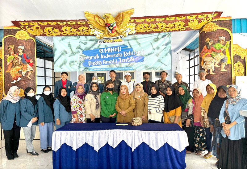 PASCA PRESENTASI: Peserta Seminar berfoto bersama di Kantor Desa/Kecamatan Rogojampi pada Selasa (28/5).