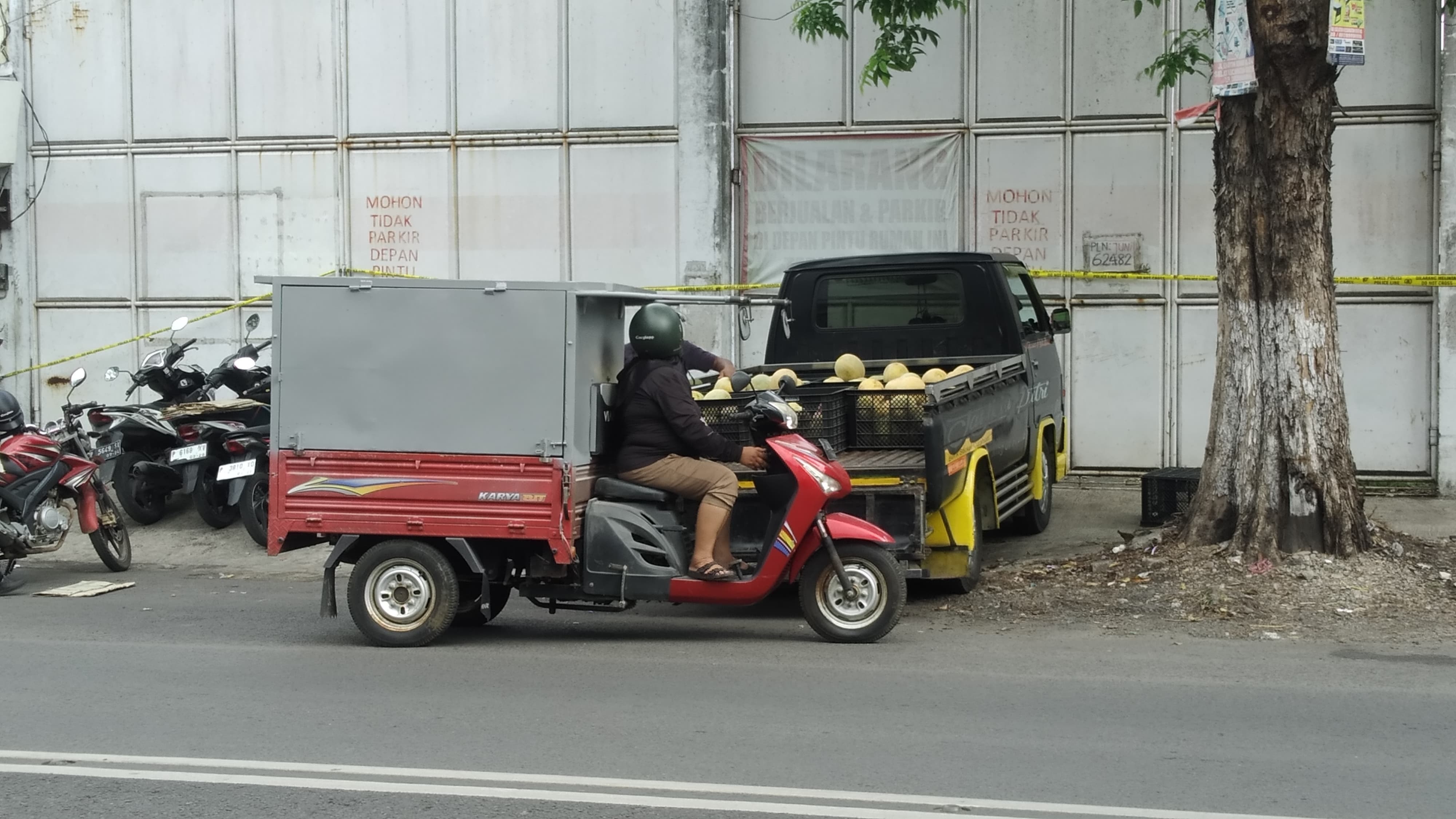 TERTUTUP: Pintu gerbang rumah yang digerebek Bareskrim Mabes Polri di Jalan Gajah Mada, Dusun Sawahan, Desa Genteng Kulon, Kecamatan Genteng masih di garis polisi dan menjadi perhatian warga Jumat (28