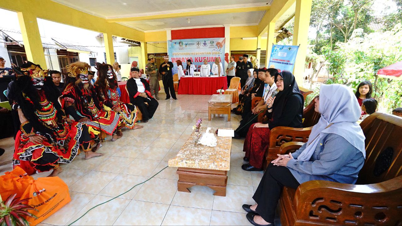 SESUAI BAKAT MINAT: Bupati Ipuk menonton langsung para pasien dengan gangguan jiwa yang menampilkan kesenian jaranan buto di Dusun Karangrejo, Desa/Kecamatan Cluring pada Kamis (27/6).