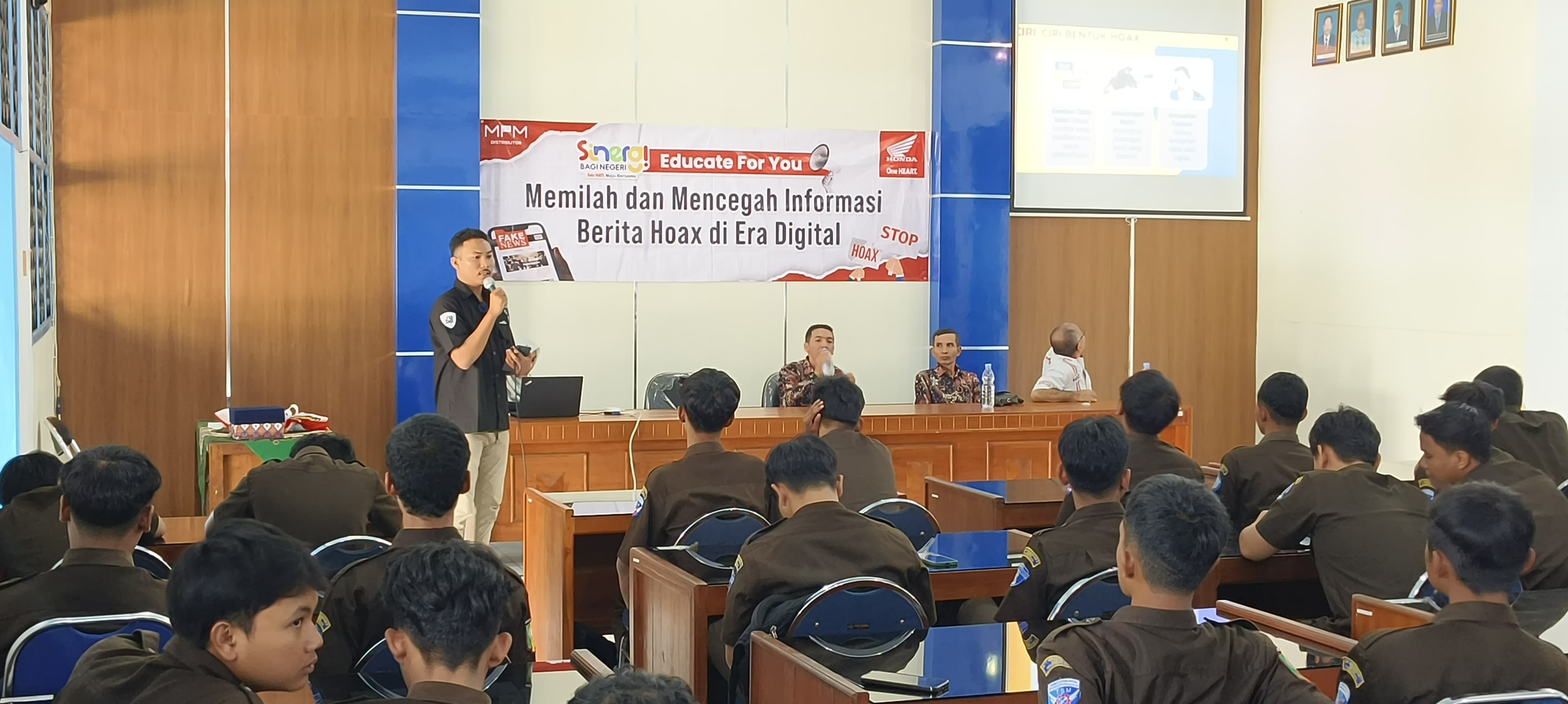 Jurnalis Jawa Pos Radar Banyuwangi, Salis Ali Muhyidin memberikan materi Memilah dan Mencegah Informasi Berita Hoax di Era Digital kepada siswa SMK Muhamadiyah 2 Genteng, Sabtu (29/6).