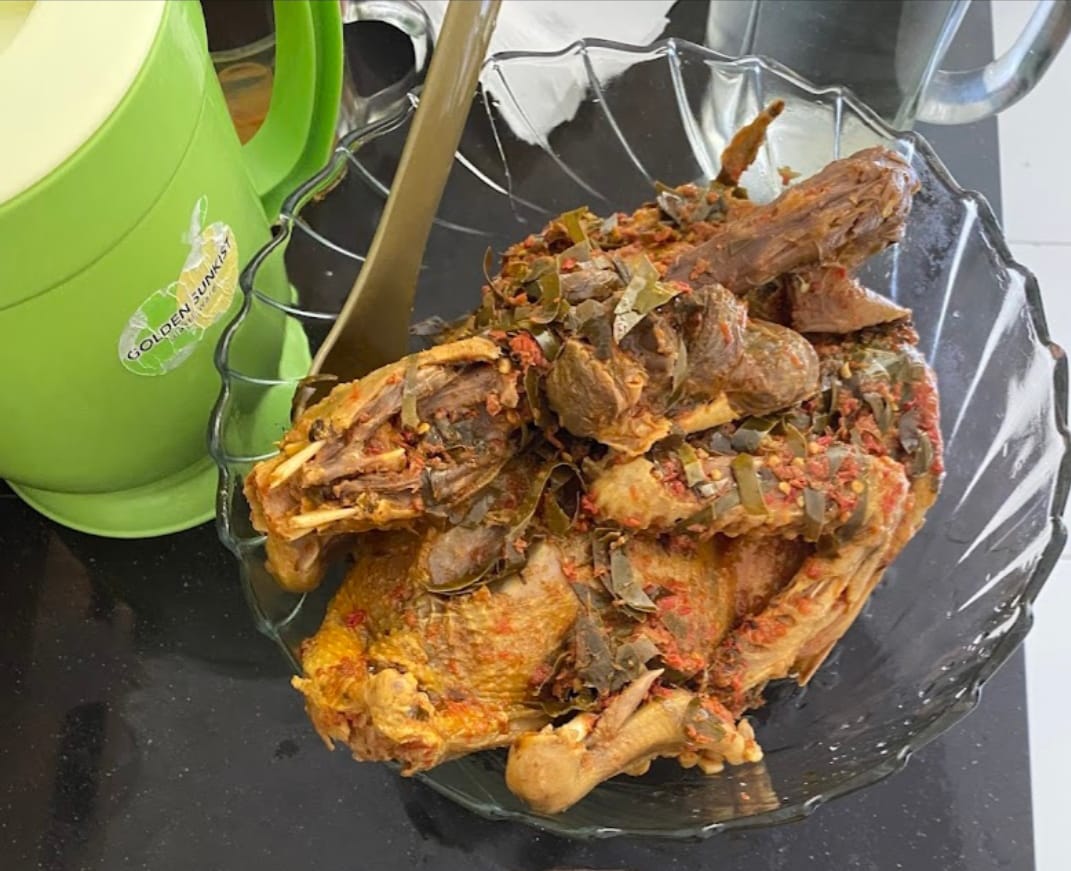 Geseng Mentok satu ekor utuh bisa dipesan di Warung Bu Tin Singojuruh.
