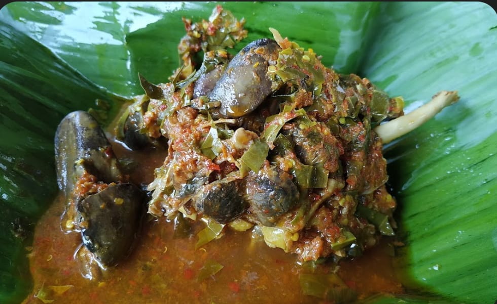 Jeroan Geseng Mentok disajikan di atas daun pisang sangat menggugah selera makan.