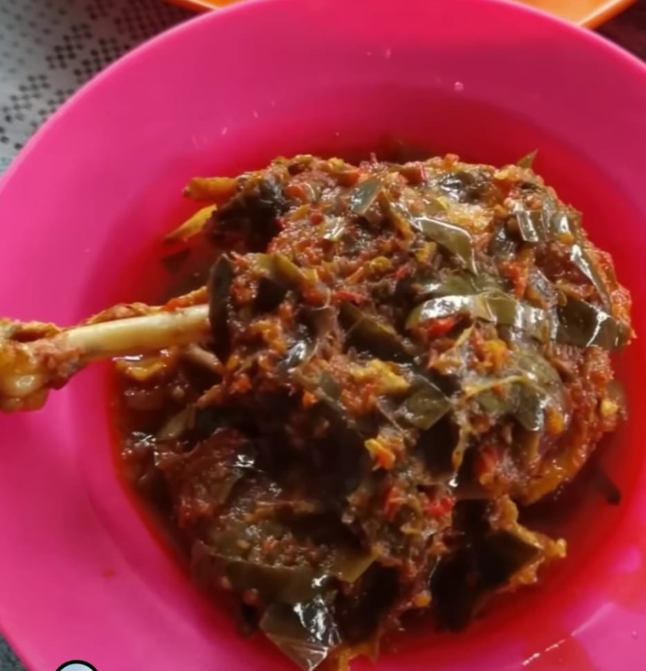 Geseng Mentok ala Warung Bu Tin Singojuruh disajikan sarat bumbu dan daun pohon wadung.