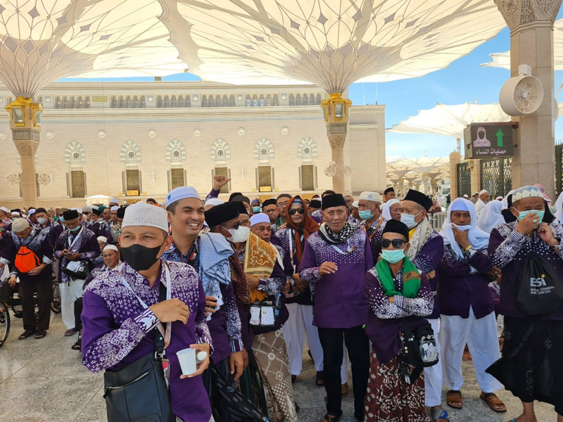 TINGGALKAN MAKKAH: Jemaah haji kloter 58 yang tergabung dalam KBIHU Sabilillah saat berada di Masjid Nabawi, Minggun (30/6).