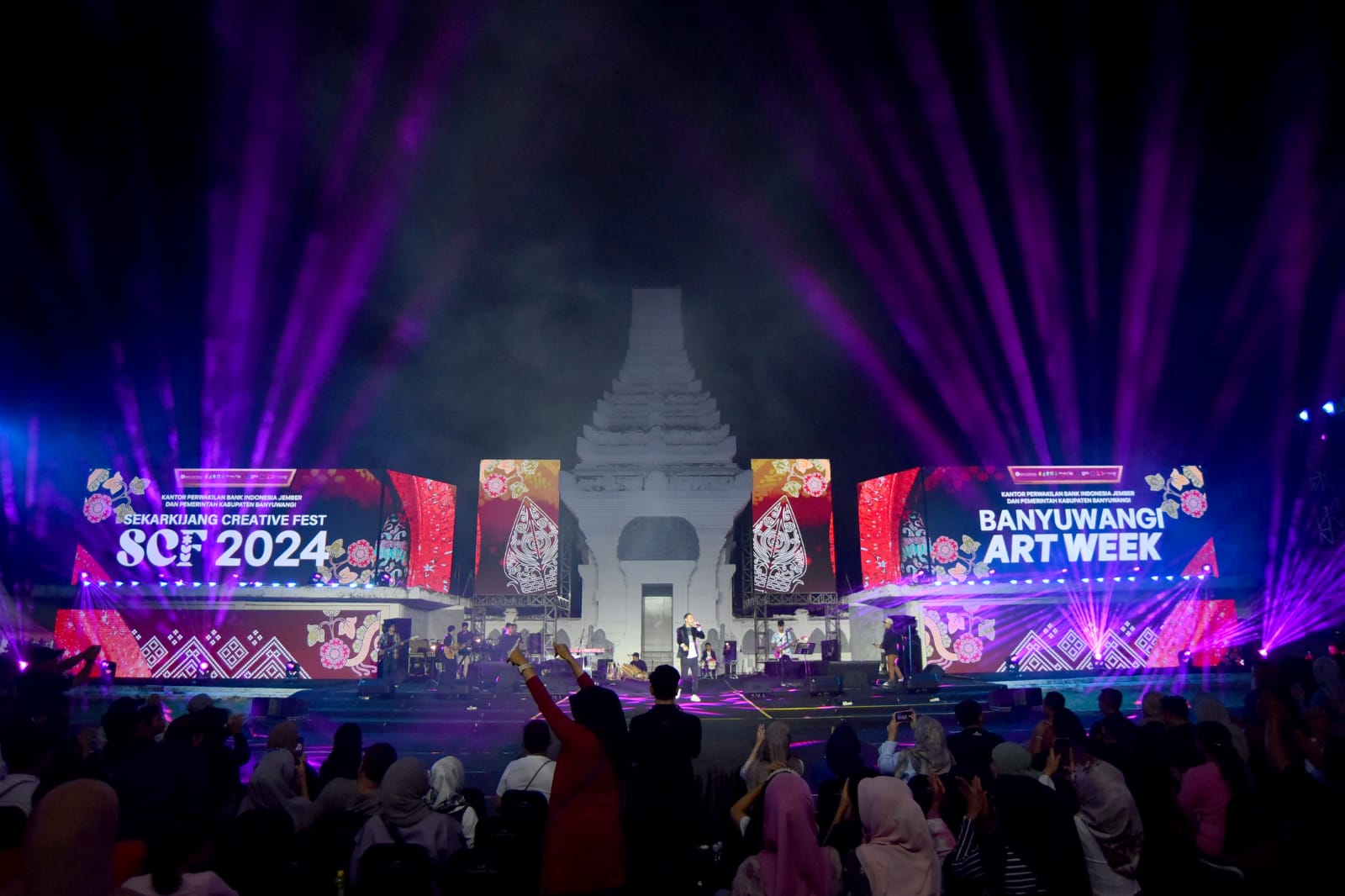 MERIAH: Penyanyi Wandra saat tampil dalam SFC 2024 di Gesibu Blambangan, Sabtu (29/6).