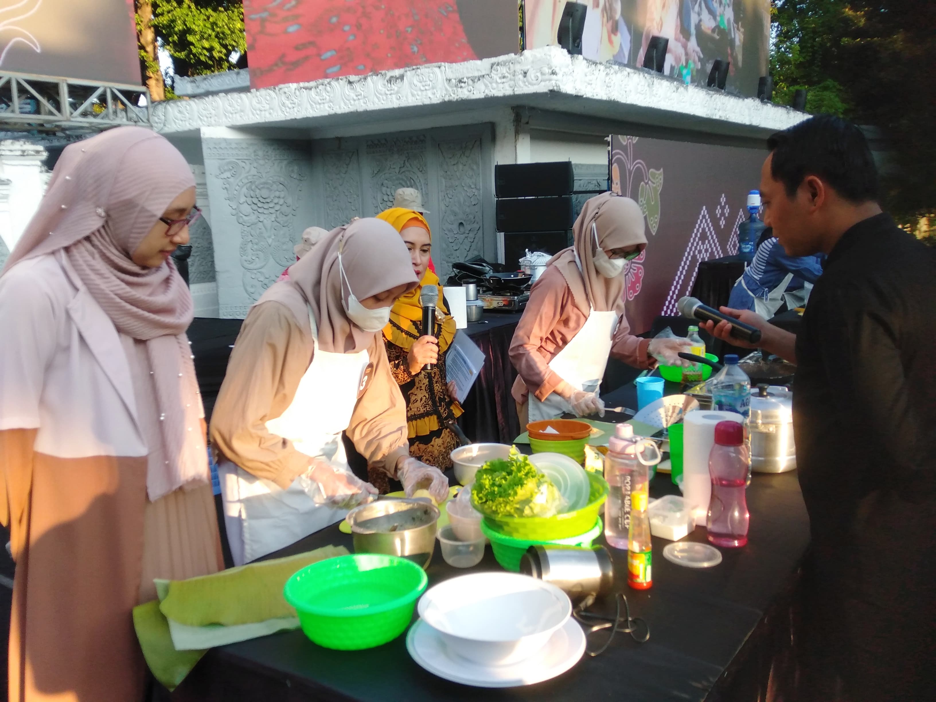 BAHAN LOKAL: Dewan juri Cooking Competition melihat langsung hasil olahan pangan dalam lomba masak, Sabtu (29/6).