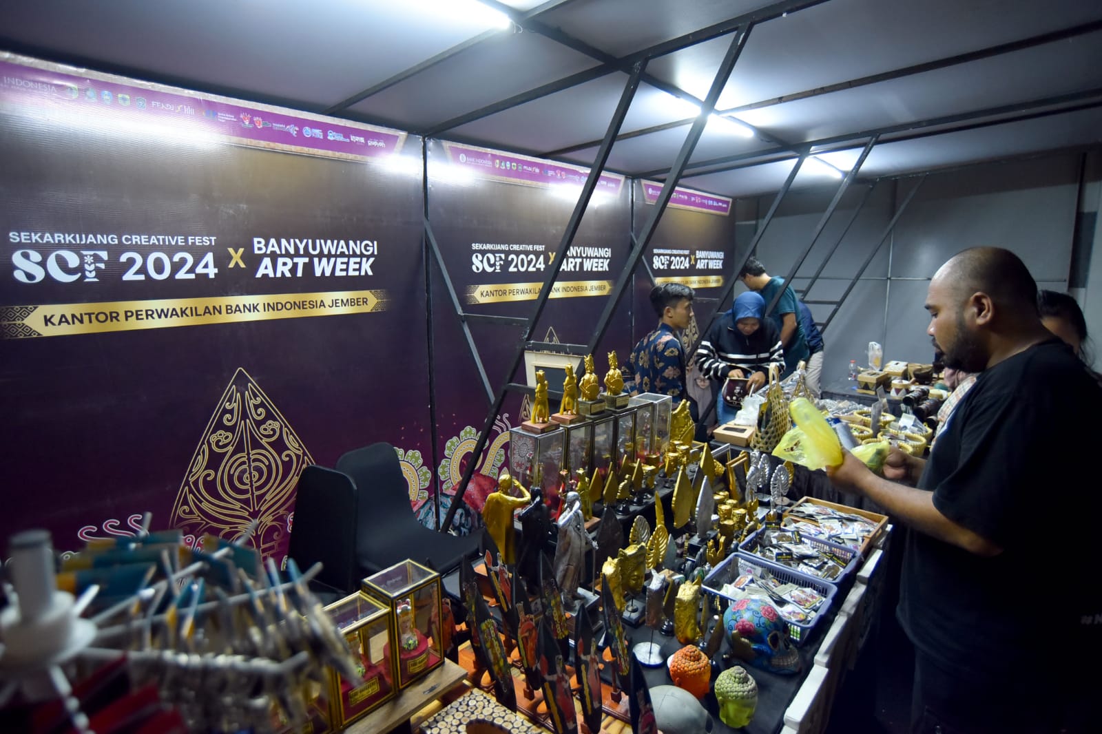SINERGI: Stand Banyuwangi Art Week diminati pengunjung.