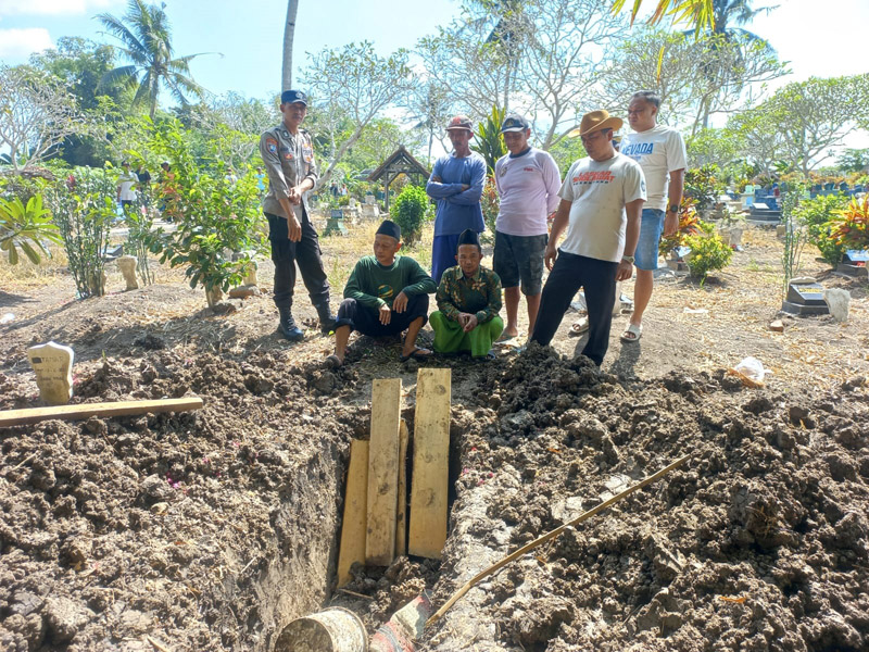TERBUKA: Kepala Desa Plampangrejo Yudi Wiyono bersama anggota Polsek Cluring dan tokoh masyarakat akan mengembalikan makam yang dibongkar orang tak dikenal pada Sabtu lalu (29/6).