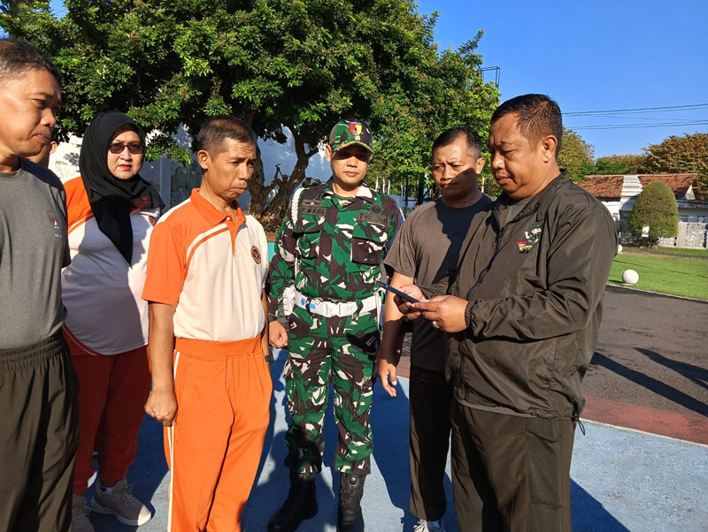 INSPEKSI MENDADAK: &nbsp;Kasdim 0825 Mayor (Kav) Suprapto memeriksa handphone milik anggotanya &nbsp;mengantisipasi judi online.