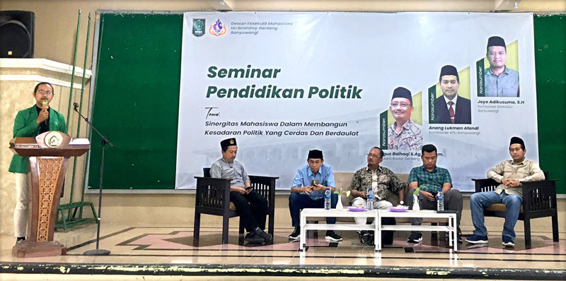 WAWASAN BARU: Fawaid Abdullah Abbas memberikan sambutan disaksikan Rektor IAI Ibrahimy Dr H Lukman Hakim, Sag., M.Ag, Syamsul Arifin, dan narasumber Anang Lukman, Joyo Adi Kusumo, dan Agus Baihaqi