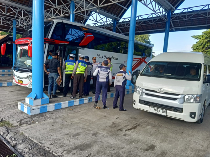 DIPERIKSA: Anggota Satlantas Polresta Banyuwangi bersama petugas Dishub memeriksa sejumlah bus di Terminal Sri Tanjung, Minggu (30/6).