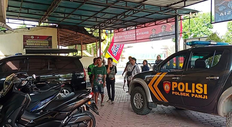 GERAK CEPAT: Sejumlah terduga pelaku pengeroyokan di Taman Pancing, Kecamatan Panji diamankan ke Mapolsek Panji, Situbondo, Minggu (30/6).