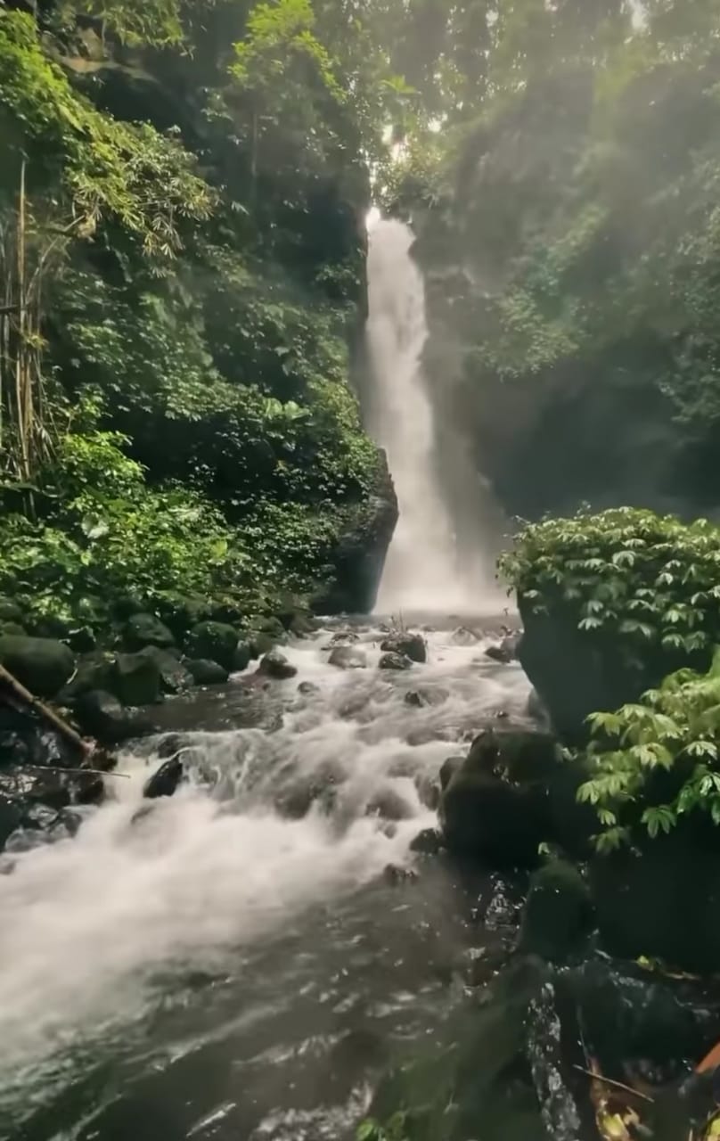 Air terjun Jagir ketiga lebih tinggi dan besar debit airnya dibanding air terjun kembar.