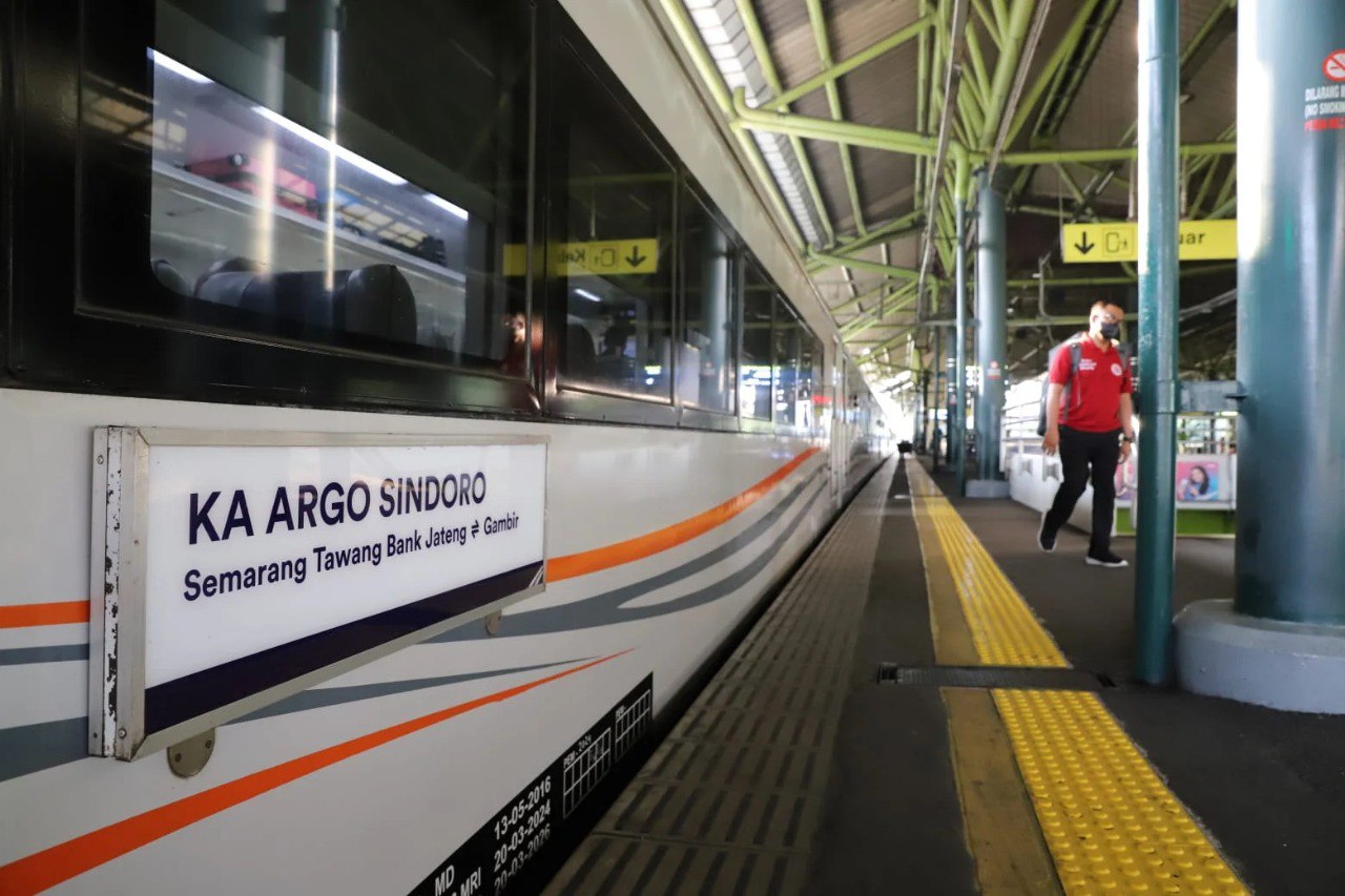 Kereta Api Argo Sindoro menunggu waktu keberangkatan dari Stasiun Gambir, Jakarta.