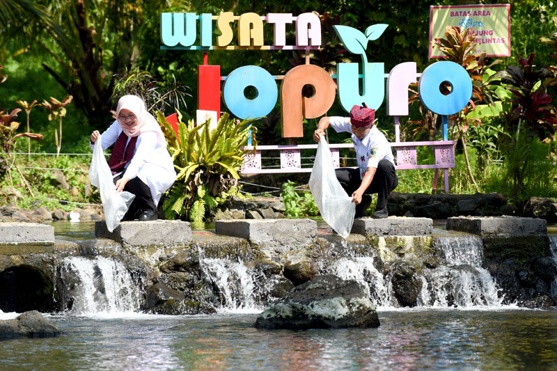 PELESTARIAN EKOSISTEM: Bupati Ipuk Fiestiandani didampingi Kepala Dinas PU Pengairan Guntur Priambodo melepas bibit ikan pada peluncuran Sekardadu 2024 di destinasi wisata Jopuro, Desa Kampunganyar